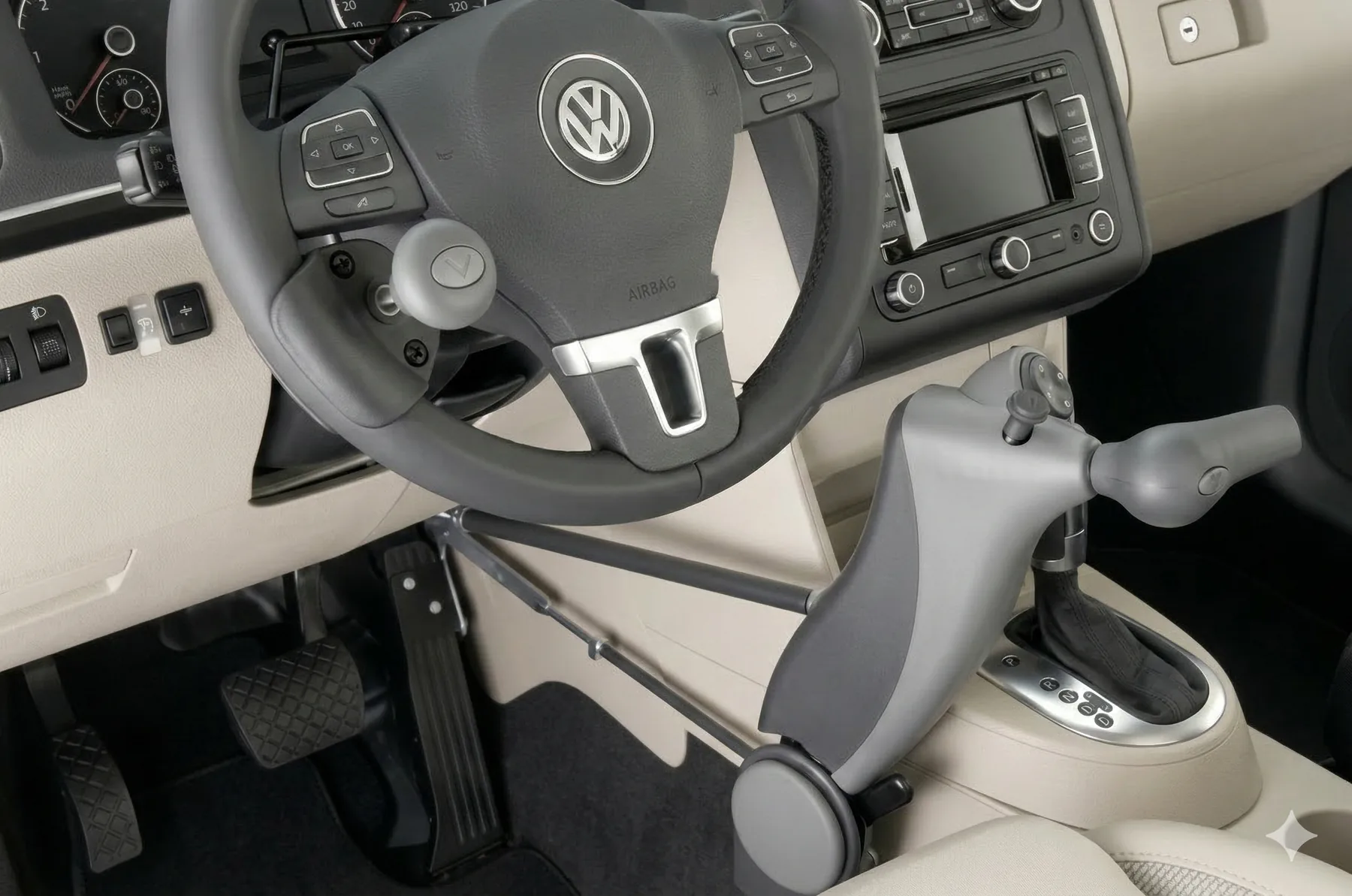 Fahrzeugcockpit mit Lenkraddrehknopf und Handbediengerät neben dem Automatik-Wählhebel